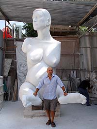 Marc Quinn e la sua opera a Pietresanta in Italia