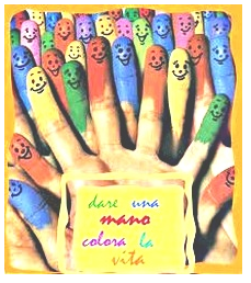 Mani di bambini con dita colorate e con disegnate faccette soridenti