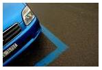 Fotografia di una macchina parcheggiata dentro un parcheggio blu