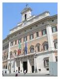 Fotografia raffigurante la facciata principale del palazzo del Parlamento italiano